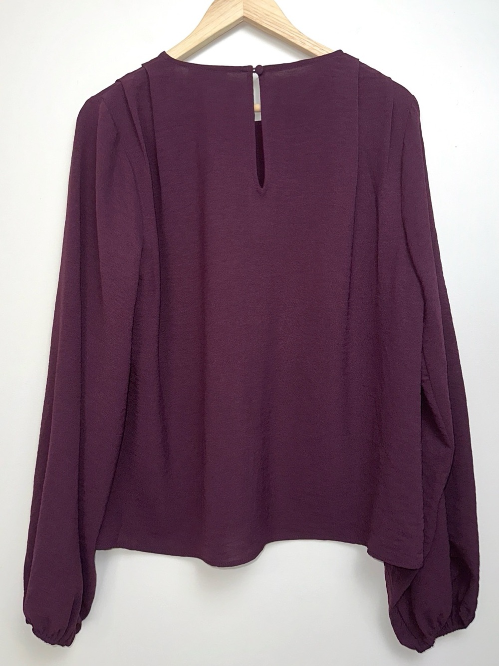 EVEREVE Taryn Smock Detail Blouse in Wine - Picture 5 of 8
